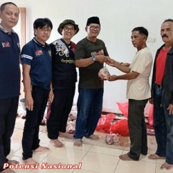 PWI Pringsewu Bagikan Bingkisan Daging Kepada Anggota & Warga Sekitar