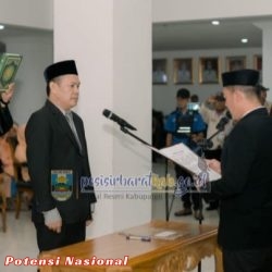 Bupati Dedi Irawan Lantik Tedi Zadmiko Sebagai Pj Sekda Pesibar