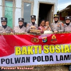 Sasar Masyarakat Membutuhkan, Polwan Polda Lampung Bakti Sosial Bagikan Bantuan Paket Sembako