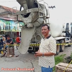 Pengusaha Sukses Agus Ciek Perbaiki Jalan Berlubang dengan Dana Pribadi