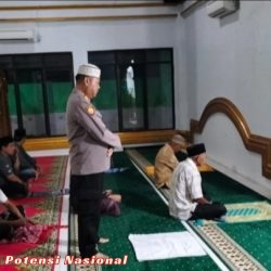 Kapolsek Gunung Labuhan Salat Berjamaah di Masjid Jami Nurul Huda untuk Jaga Kamtibmas