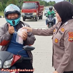 Polwan Polda Lampung Tebar Kebaikan, Bagikan Takjil untuk Masyarakat