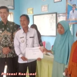 Pemerintah Kampung Kayu Batu Salurkan BLT Dana Desa dan Insentif Aparatur Kampung Tahap Pertama