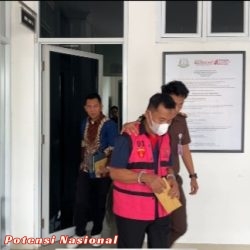 KEJARI PRINGSEWU SERAHKAN TERSANGKA KASUS KORUPSI DANA HIBAH LPTQ KE PENUNTUT UMUM