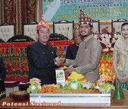 Bupati-Wakil Bupati Pesibar Hadiri Rapat Paripurna Peringatan Hut Ke-12