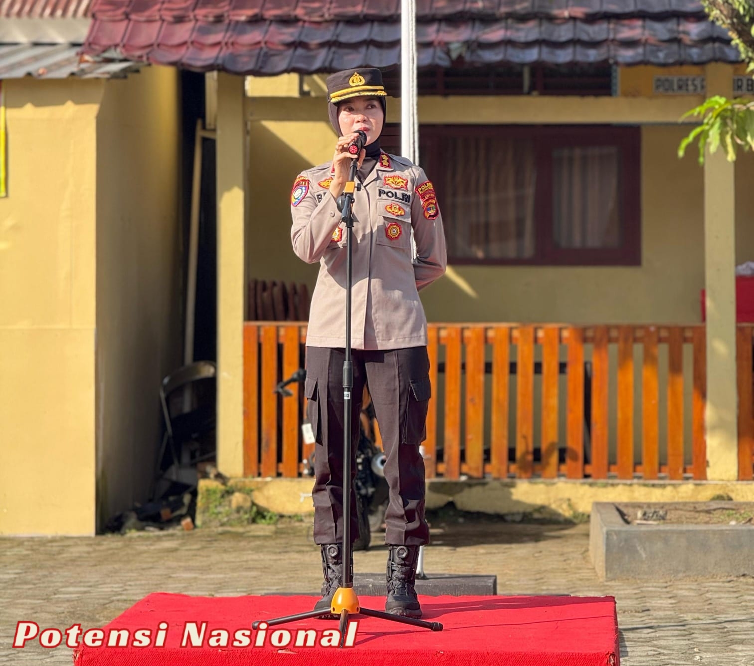 Apel Perdana Polres Pesisir Barat: Kapolres Bestiana Dorong Profesionalisme dan Humanisme