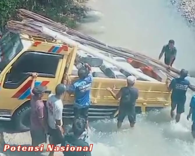 Jembatan Rusak, Truk Material Terjebak di Sungai Kedaung