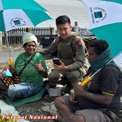 Senyum Mama-Mama Papua Saat Bripda. Rafly Personel Ops Damai Cartenz-2025 Ulurkan Payung
