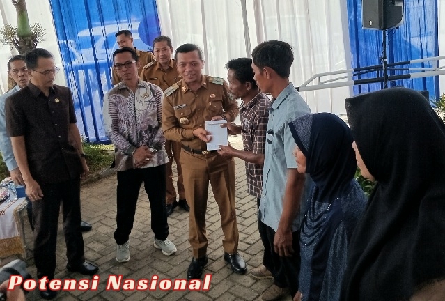 Bupati Pringsewu Lampung Serahkan Bantuan Rutilahu 2025