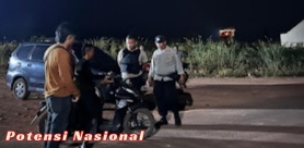 Kapolsek Negara Batin Iptu Indra Kirana Pimpin Patroli Malam di Jalan Poros Marga Jaya