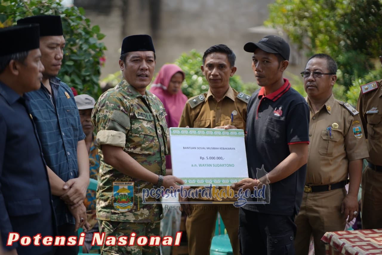 Bupati Dedi Irawan Serahkan Bantuan Kepada Korban Kebakaran Di Desa Sumberjo Bengkunat