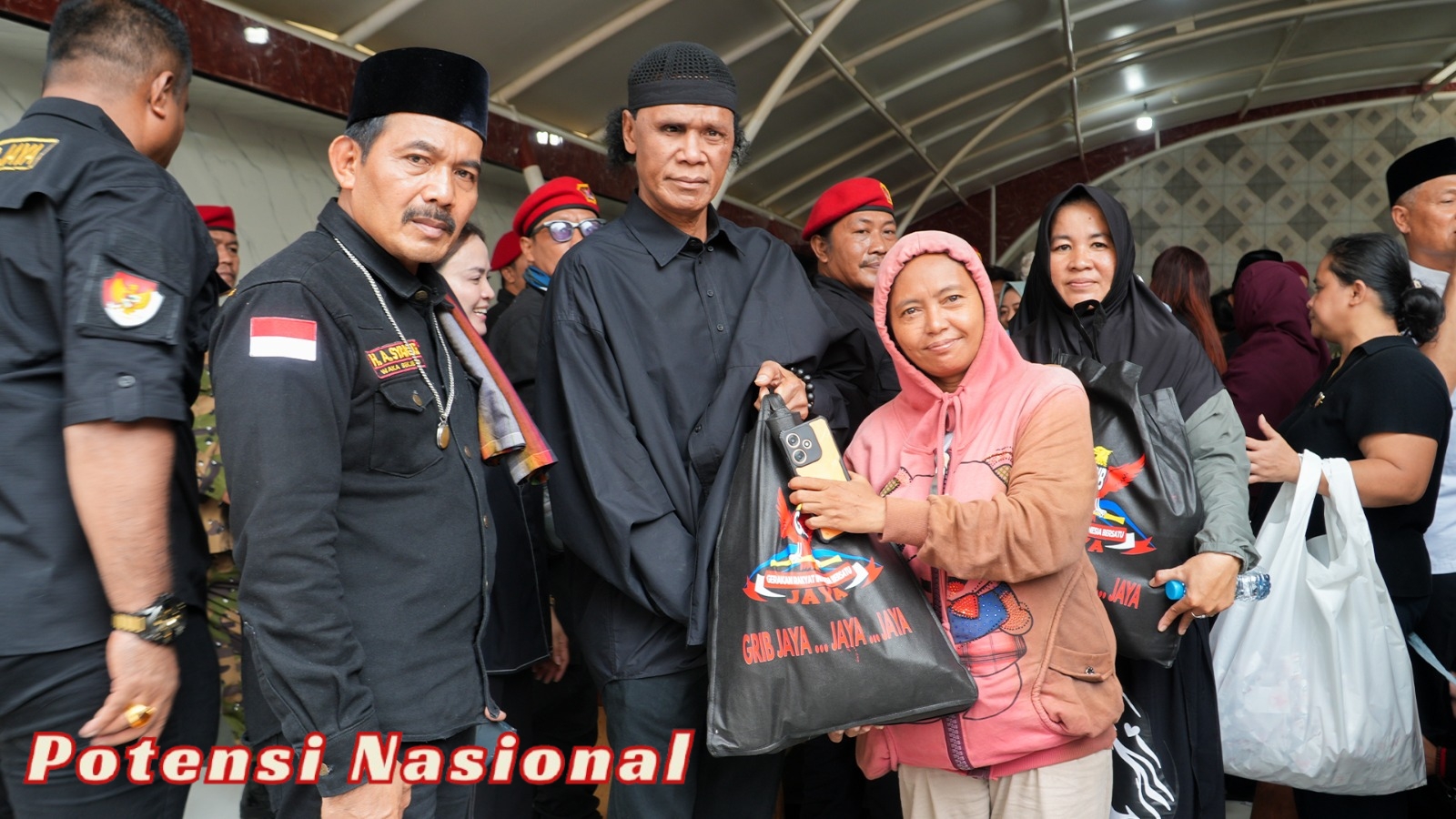 GRIB Jaya Salurkan Ribuan Sembako, H. Hercules Tunjukkan Kepedulian Sosial