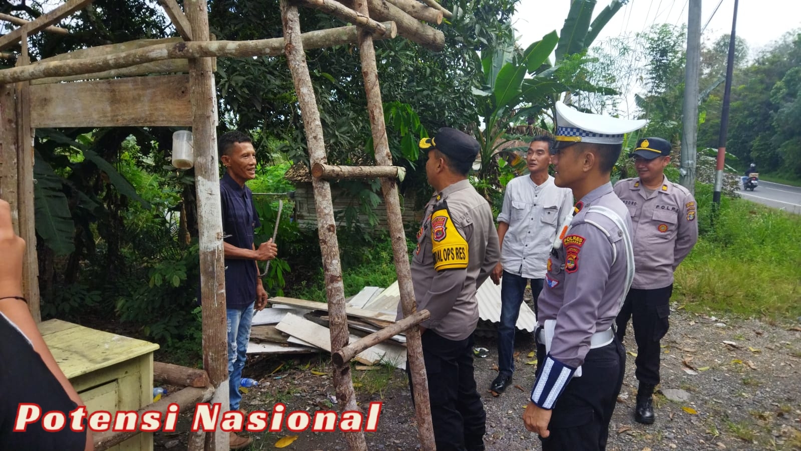 Warga Bongkar Pos Pungli di Jalinsum Way Kanan, Kapolres Apresiasi Tindakan Spontan