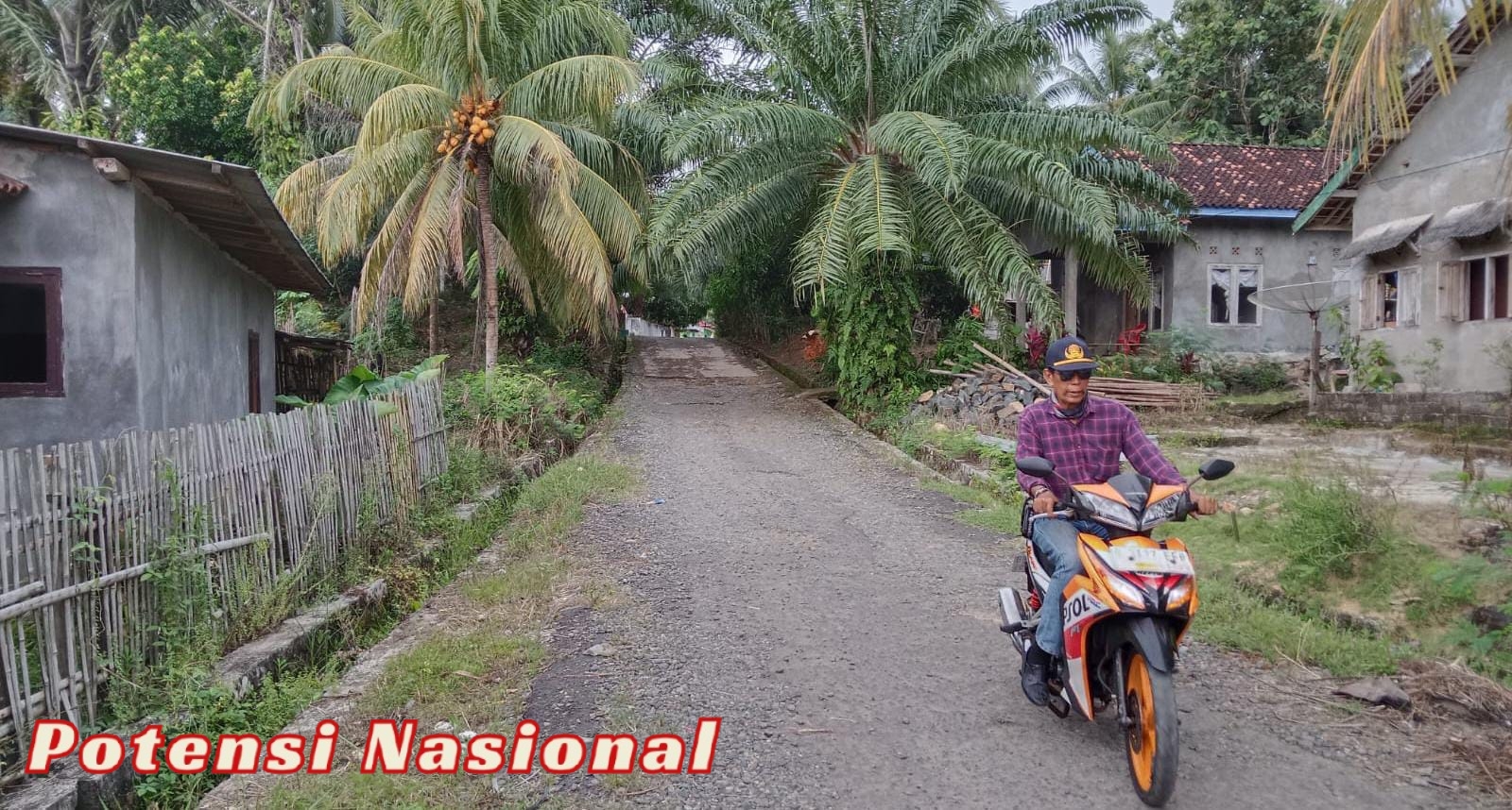 Warga Minta Pemkab Pesisir Barat Segera Perbaiki Jalan Menuju Puskesmas Ngambur