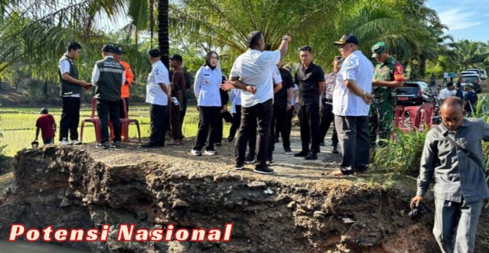 Plt Bupati Way Kanan Tinjau Gorong-Gorong Ambruk di Kampung Tanjung Dalam