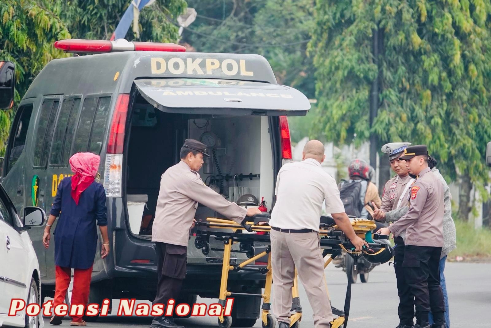 Sigap dan Humanis, Personel Polres Lampung Tengah Bantu Korban Laka Lantas di Depan Mako Saat Apel Pagi