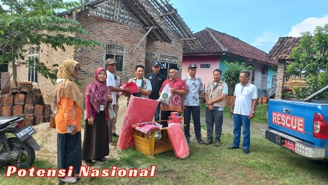 Rumah Roboh Diterjang Angin Kencang, Warga Pagelaran Terima Bansos Dari Pemkab Pringsewu