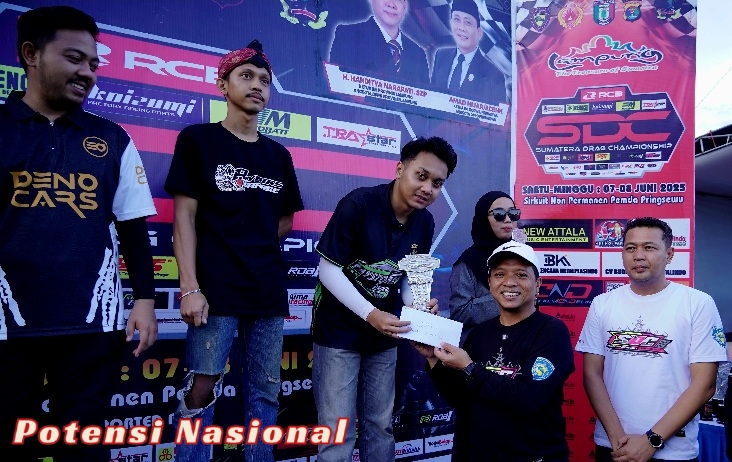 Bupati Pringsewu Serahkan Piala & Hadiah Juara Sumatera Drag Race Championship 2025