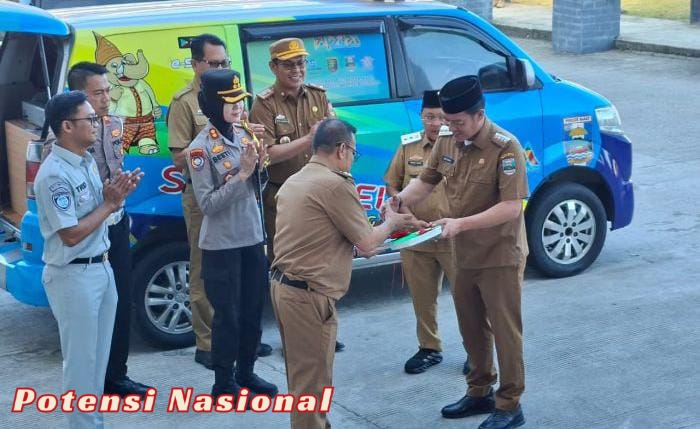 Pemkab Pesibar Serahkan 1 Unit Mobil Samsat Keliling