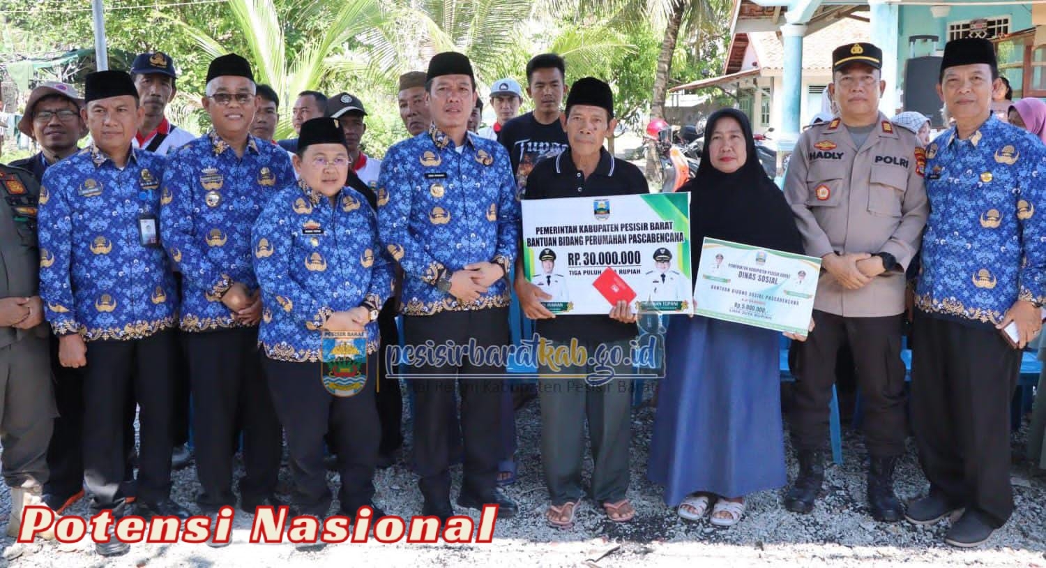 Bupati Dedi Irawan Serahkan Bantuan Kepada Korban Kebakaran