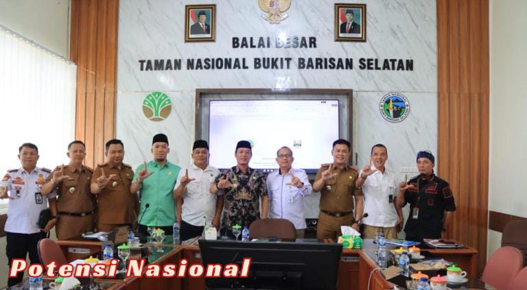 Bupati Pesibar Dedi Irawan Komitmen untuk Akses Jalan Di Way Haru
