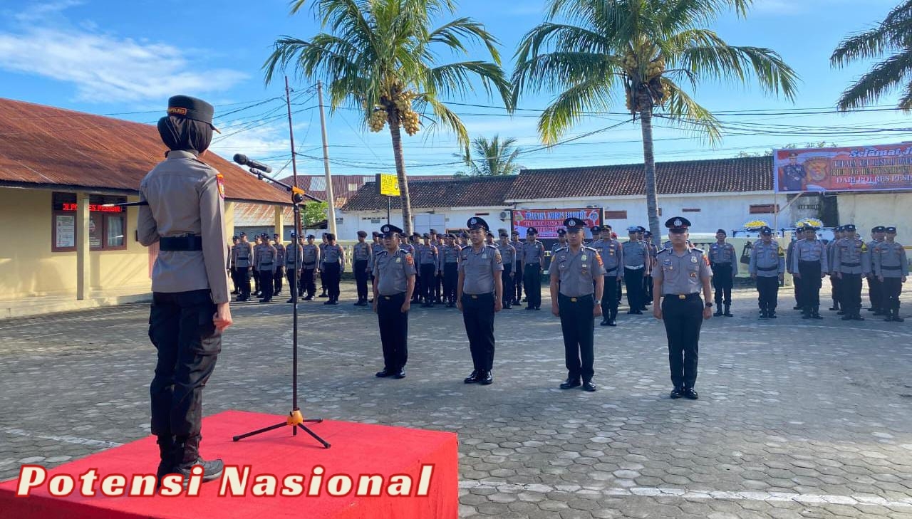 Kapolres Pesibar Pimpin Upacara Kenaikan Pangkat Personel Polres Pesisir Barat