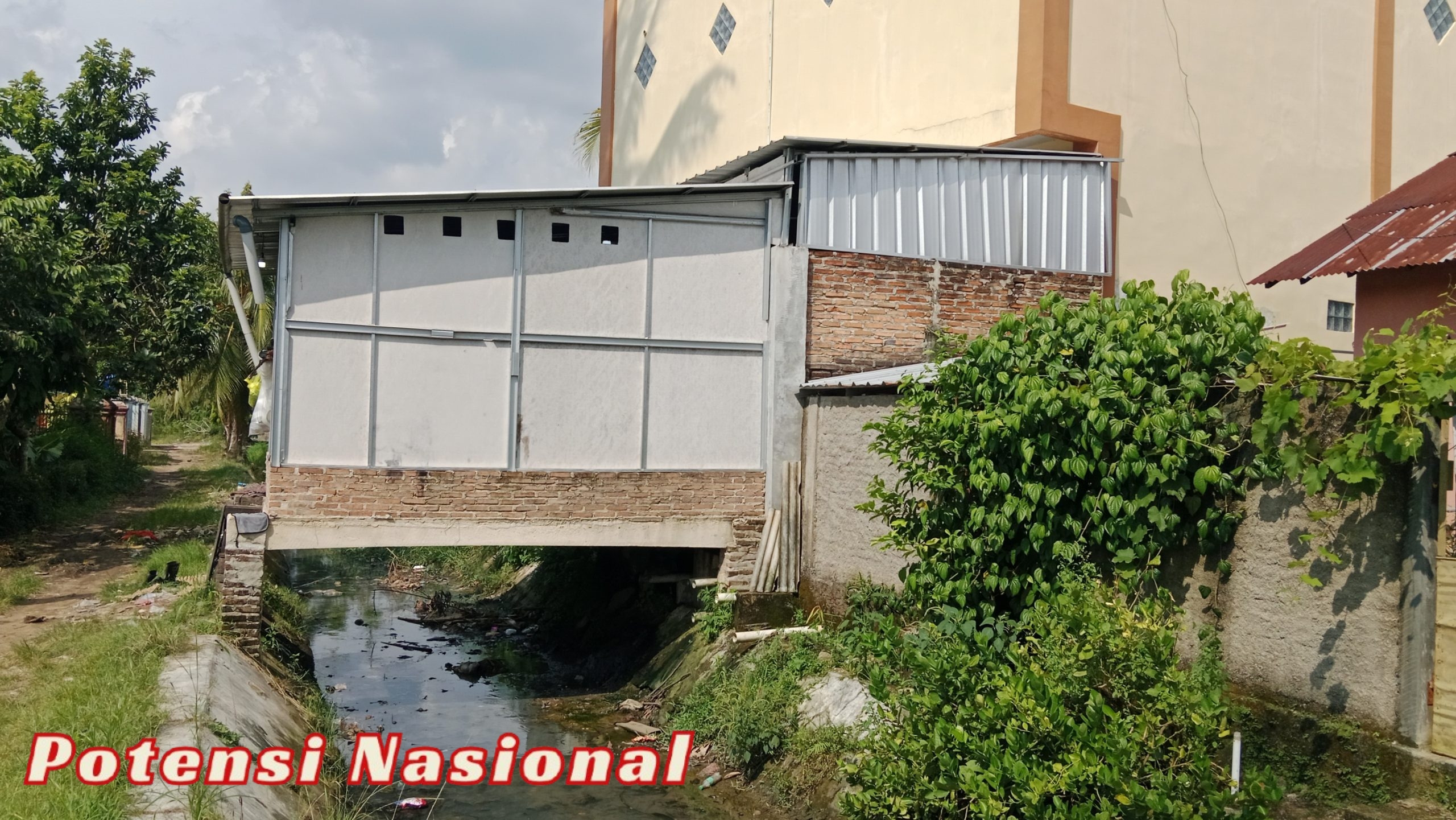 Di Duga Bangunan Liar Di Atas Saluran Sekunder Irigasi Di Dusun 3 Pekon Panutan, Dapat Mengancam Fungsi Irigasi, Dan Menimbulkan Aroma Tidak Sedap