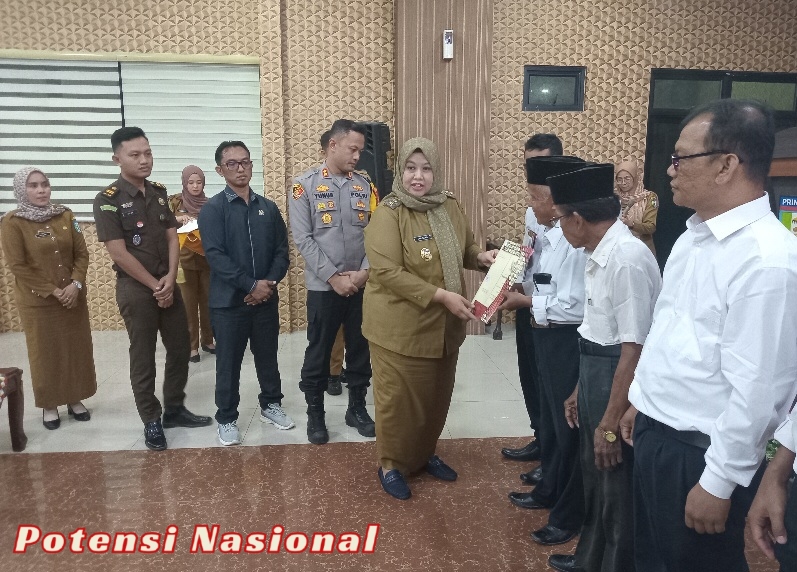 Wabup Pringsewu Serahkan Akte Notaris & SK Badan Hukum Koperasi Desa Merah Putih