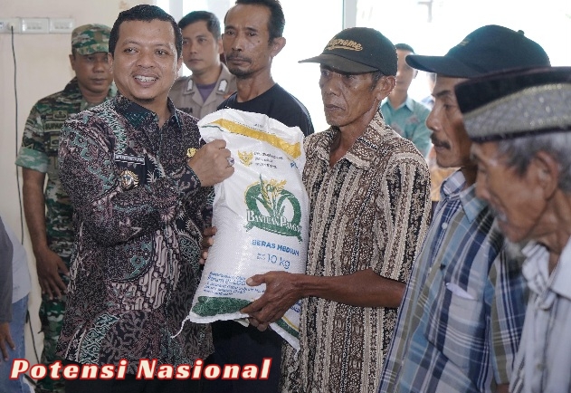 Bupati Pringsewu Tinjau Penyaluran Bantuan Pangan Di Dua Pekon