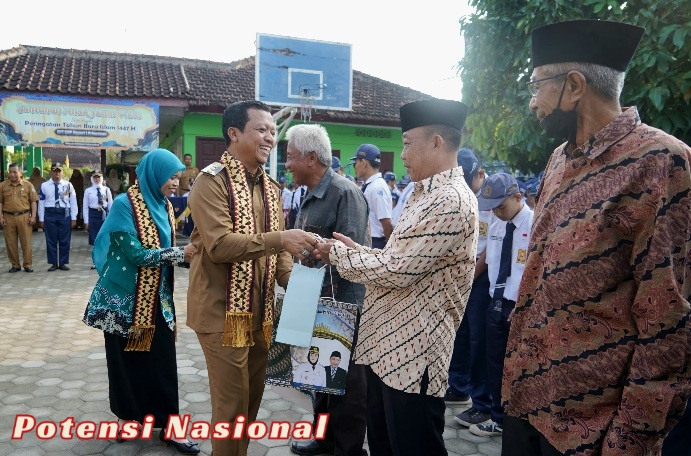 Silaturahmi Ke UPT SMPN 1 Pringsewu, Bupati Pimpin Upacara Bendera & Berikan Taliasih