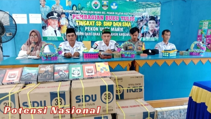 Bhabinkamtibmas Polsek Pesisir Selatan Hadiri Penyaluran Bantuan Buku Tulis untuk Ratusan Pelajar di Ulok Manik