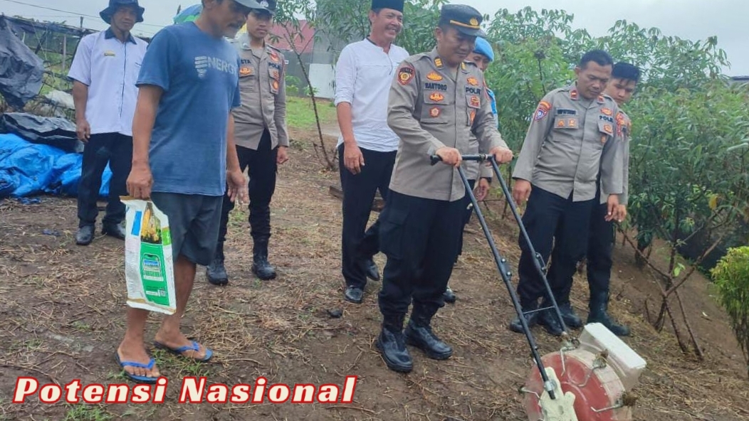 Polres Pesisir Barat dan Tokoh Masyarakat Gelar Penanaman Jagung Serentak Kuartal III