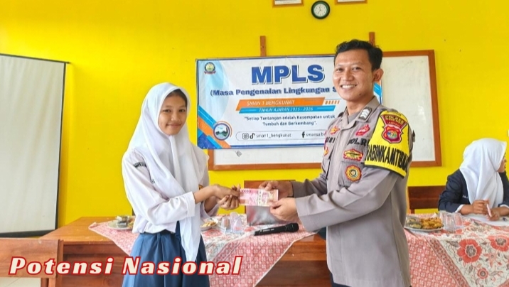 Cegah Kenakalan Remaja, Bhabinkamtibmas Polsek Bengkunat Berikan Penyuluhan Kamtibmas Saat MPLS di SMAN 1 Bengkunat