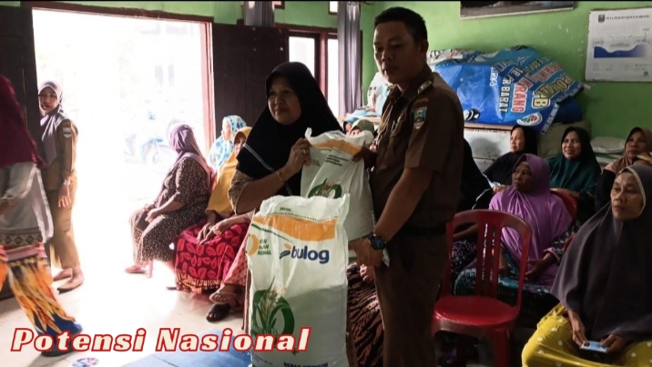 Pemerintah Pekon Kota Karang Salurkan Bantuan Beras untuk 81 KPM