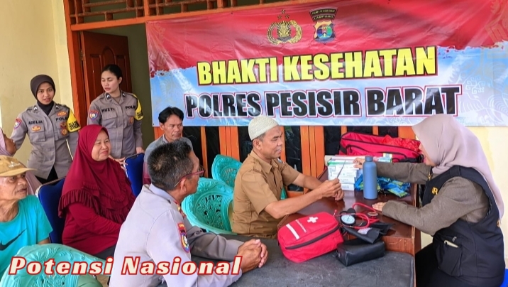 Polres Pesibar Salurkan Bantuan Pangan Dan Laksanakan Bhakti Kesehatan Serta Ikuti ZOOM Meeting Ground Breaking SPPG DI Pekon Rawas