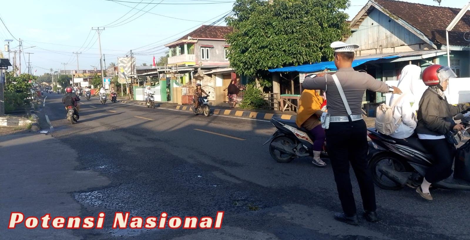 Antisipasi Kepadatan Arus Lalu Lintas Sat Lantas Polres Pesisir Barat Gelar PAM Rawan Pagi di Simpang Lapter