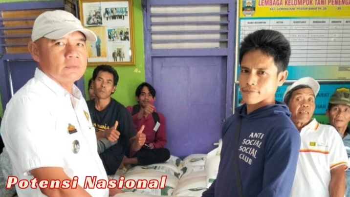 Peratin Bandarsyah Salurkan Bantuan Beras untuk 243 KPM di Pekon Penengahan