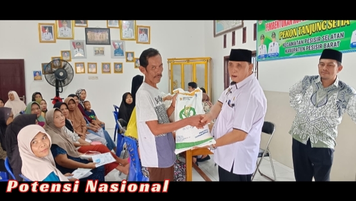 Peratin Tanjung Setia Iswandy Salurkan Bantuan Beras untuk 148 KPM