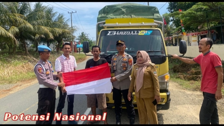 Sambut HUT RI ke-80, Polsek Bengkunat Bagikan Bendera Merah Putih ke Pengguna Jalan