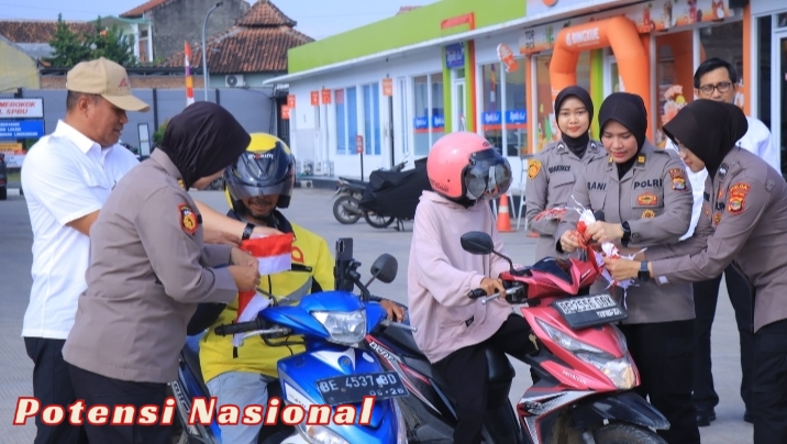 Polda Lampung Bagikan Ribuan Bendera Merah Putih Jelang HUT RI ke-80
