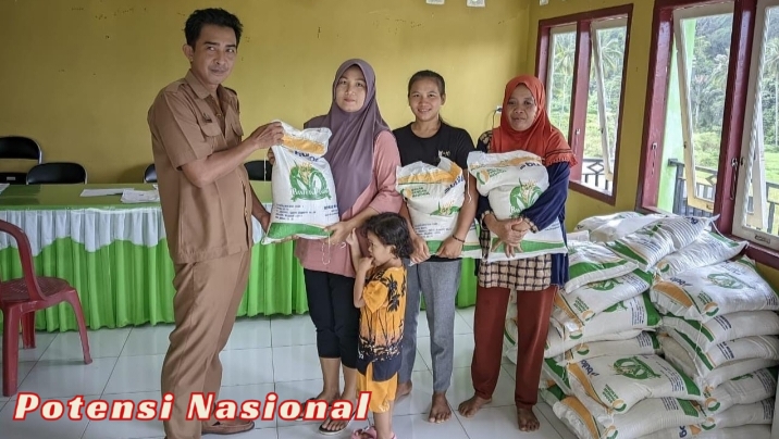 Peratin Pekon Gedau Salurkan Bantuan Beras kepada 54 KPM Tahun 2025