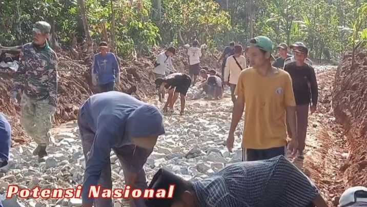 Gotong Royong Pemasangan Onderlah, Wujud Sinergi Warga dan Kodim 0424 Tanggamus