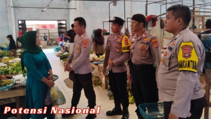 Bhabinkamtibmas Polsek Pesisir Tengah Sambangi Pasar Way Batu, Sampaikan Pesan Kamtibmas