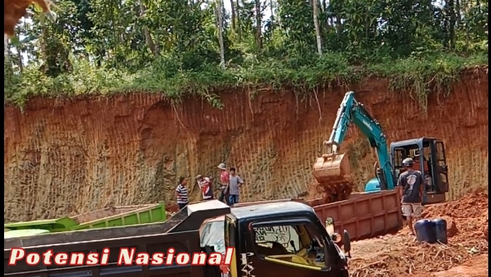 Jejak Galian C di Pekon Fajar Agung Barat, Jalan Aspal Lingkungan Rusak Warga Khawatir, Hukum Mengintai