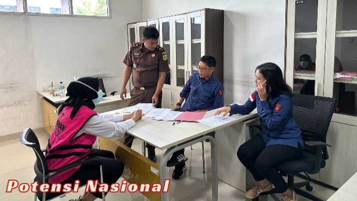 Diduga Rugikan Negara Rp17,9 Miliar, Mantan Pegawai BRI Pringsewu Diserahkan ke Kejaksaan