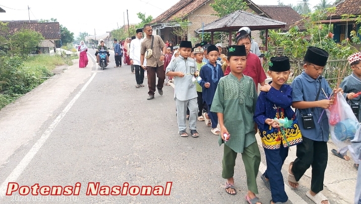 SD Negeri 1 Tanjung Rusia Rayakan Maulid Nabi dengan Kirab dan Aksi Berbagi