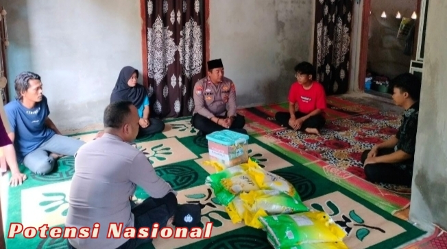 Polsek Pulau Panggung Salurkan Tali Asih untuk Keluarga Korban Tertimpa Pohon di Batu Tegi