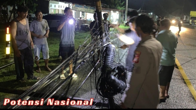 Sigap Tangani Gangguan, Polsek Pesisir Selatan Evakuasi Tiang Kabel Internet yang Roboh di Jalan Raya