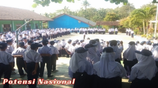 SMPN 2 Pardasuka Gelar Upacara Bendera Khidmat Untuk Mengenang Guru Tercinta,