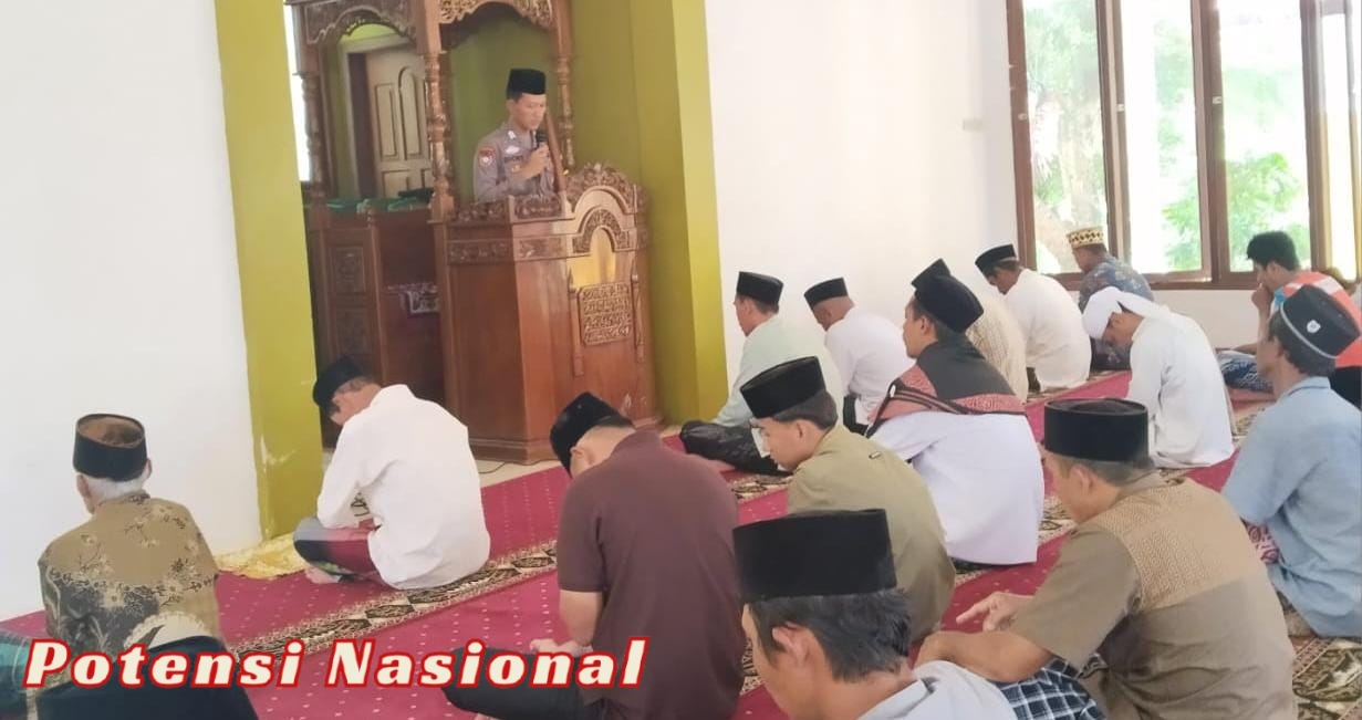 Pererat Silaturahmi, Bhabinkamtibmas Polsek Bengkunat Sampaikan dalam Khutbah Jum’at